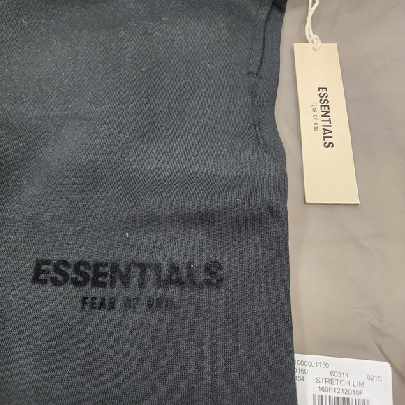 Essentials BLACK Shorts LARGE - Picture 3 of 3